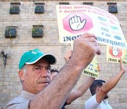 Labrego no Obradoiro cun cartel a prol do boicot a algunha marcas de leite. Foto: SLG