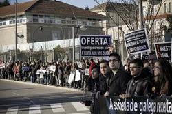 Manifestación dos mozos investigadores diante da Xunta