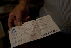 Factura cos cartos que se devolveron a Cáritas / Miguel Núñez