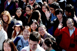 Estudantes chinesas manifestación da foga do 14N en Santiago/Walter Burns