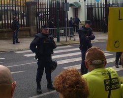 A Policía rodea o Parlamento de Galicia/F. Martínez Hidalgo Twitter