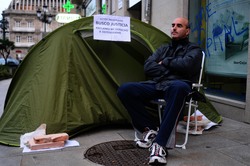 Ricardo Barcia, acampado en Vigo fronte a sucursal de Ibercaja / Miguel Núñez