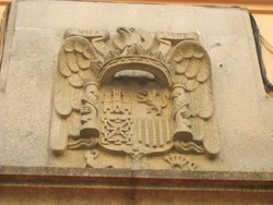 Escudo franquista na rúa Michelena de Pontevedra/ A Revira