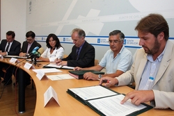 A Xunta firma o convenio cos empresarios para subvencionarlles a Internet vía satélite