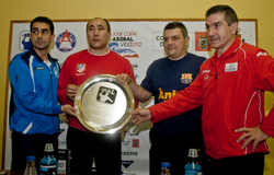 Os adestradores co trofeo/ Miguel Núñez