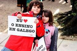 Nenos nunha protesta de Queremos Galego / Wsobchak