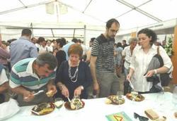 Degustación na festa da lamprea.