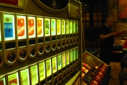 Máquina dispensadora de tabaco nun bar