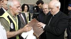 A Policía entrega o códice ao arzobispo/ abc.es