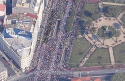 Imaxe de Google Maps dunha manifestación na rúa Sánchez Bregua da Coruña.