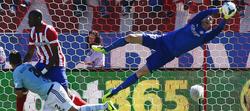 O meta Courtois detén un remate de Nolito. / clubatleticodemadrid.com
