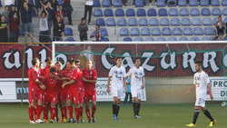 Os xogadores do Compos festexan un dos goles. / @SD_Compostela