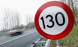 Sinal de tráfico a 130 quilómetros por hora, a velocidade que baralla subir o Goberno de Rajoy/ sixblog.es