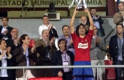 O capitán do Ourense ergue a copa trala final. / cd.ourense.es