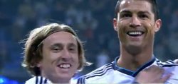 Modric e Ronaldo celebran un gol no Bernabeu