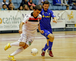 Un dos encontros entre o Santiago Futsal contra o Azkar de Lugo