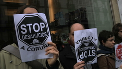 Protesta de Stop Desahucios na Coruña en defensa de Aurelia/ tingalaranga