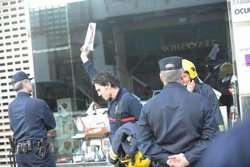 O bombeiro Roberto Rivas amosa unha pancarta de Stop Desahucios/ comunismolibertario