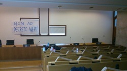 A sala de Xuntas da Universidade de Vigo, baleira polas protestas contra os recortes e o decreto Wert / @hugo_guezeta 