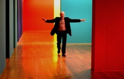 O artista italiano Massimo Bartolini pasea pola súa exposición 
