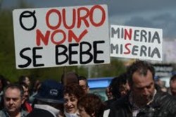 Pancartas na manifestación contra a mina de Carballo/ Salvemos Cabana