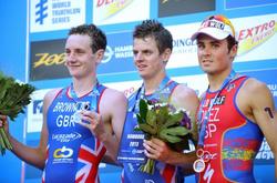 O atleta ferrolán, xunto aos irmáns Brownlee no podio.