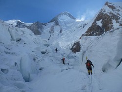 Tres alpinistas da expedición no Himalaya. / abelalonso.blogspot.com.es