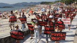 Protesta de traballadores do hospital Povisa na praia de Samil, en Vigo / CIG