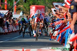 Dani Moreno entra como primeiro na meta da etapa do Fin de Mundo en La Vuelta 2013/ José Chazo