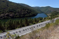 O pelotón, na etapa que partiu da Ribeira Sacra. / lavuelta.com