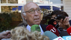 Juan Manuel Urgoiti atende aos medios na sede de Pescanova. / telecinco.es