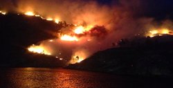 O lume devorando a enseada do Ézaro ás 21:30h do venres-Foto-Manuel Casais