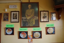 Un gran retrato de Franco e outro máis pequeno de Primo de Rivera presiden o Bar Javi/ XA