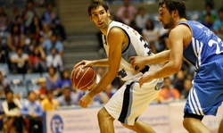 Corbacho bota a pelota defendido por Sergio Llul. / obradoiro.com