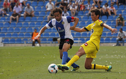 Juan Carlos rouballe o balón ao alacantino Piña. / herculesdealicantecf.net