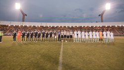 Os dous equipos, no céspede de San Lázaro. / sdcompostela.com