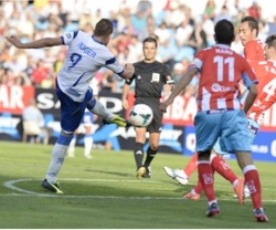 A defensa luguesa trata de frear o disparo de Roger. / realzaragoza.com