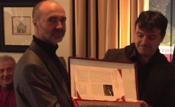 Evaristo Rodríguez de Adegas Moure recollendo un premio