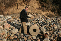 Diveros restos arqueolóxicos espallados pola praia no sitio de Estabañón polos efectos dos temporais/ Mariña Patrimonio