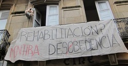 Pancartas na segunda okupación da Sala Yago de Santiago