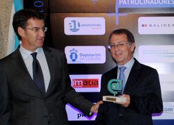 Manuel González, presidente do puntoGAL, recolle un premio de mans de Alberto Núñez Feijóo / Xunta