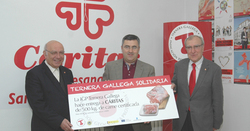 O presidente de Ternera Gallega entregándolle a doazón a Cáritas/ GC