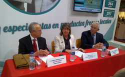 Sinatura do acordo entre Vegalsa_Eroski e AGACA en presenza de Rosa Quintana/ GC
