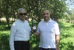 Orlando Villamayor co seu pai entre as maceiras da familia/ GC