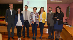 A investigadora María José Martelo Vidal, segunda pola esquerda, entre o director e os membros do tribunal encargado de avaliar a súa tese de doutoramento 