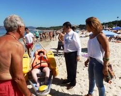 Cadeiras anfibias nas praias de Vigo para persoas con mobilidade reducida