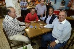 Carlos Slim botando a partida nun bar de Avión xunto con Vázquez Raña / La Vanguardia