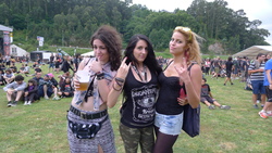 Mozas no Resurrection Fest / Mercedes Pose