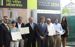 Feijóo entregando o premio ao mellor viño na Festa do Albariño/ GC