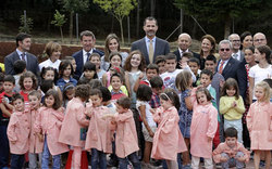 Feijóo e os monarcas españois no inicio do curso escolar no Pereiro de Aguiar